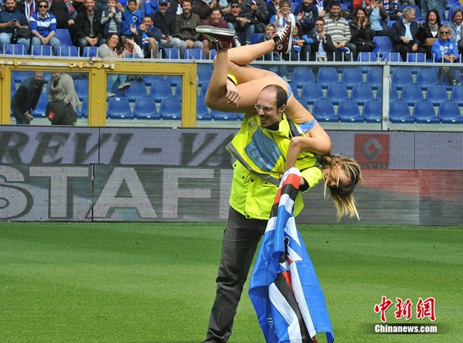 Trong trận đấu giữa Sampdoria và Napoli vào ngày 11/5, một CĐV nữ lao vào sân. Nhân viên an ninh buộc phải sử dụng giải pháp vác fan cuồng này khỏi sân.