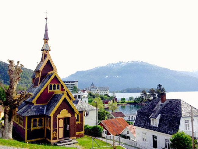 Nhà thờ St. Olaf ở Balestrand là hình mẫu của nhà nguyện trong Elsa đăng quang. Olaf cũng là tên của người tuyết trong phim.