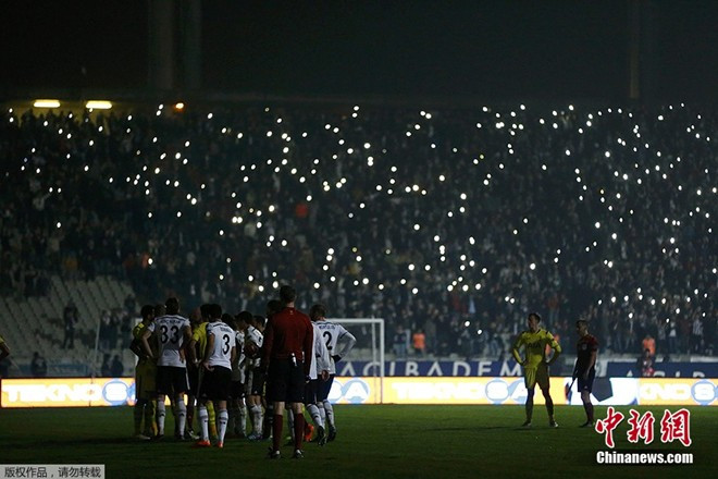 Trong trận đấu giữa Besiktas và Tottenham Hotspur vào ngày 12/12, sau sự cố mất điện trên sân Ataturk Olympic, người hâm mộ dùng điện thoại tạo nên màn chiếu sáng trên khán đài.