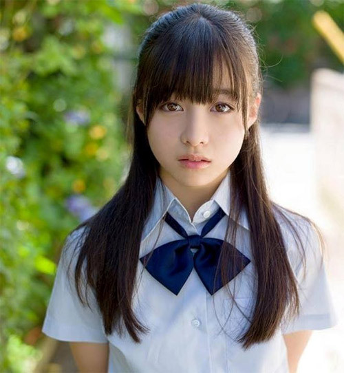 Nữ thần "nghìn năm có một": Cô tên là Hashimoto Kanna, sinh năm 1999, người Nhật Bản, từng gây bão mạng sau khi đăng ảnh mặc đồng phục nữ sinh. Cô được dân mạng gọi là nữ thần đồng phục, thậm chí là "nữ thần nghìn năm có một" của Nhật Bản.