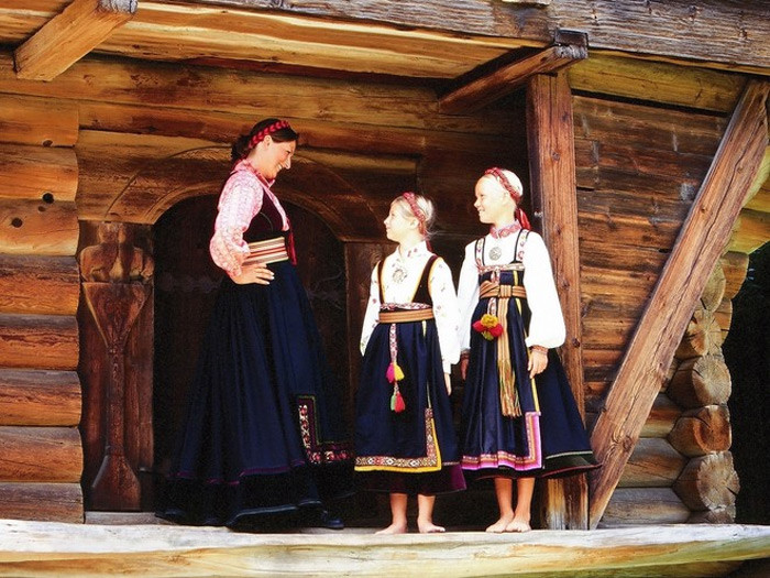 Những bộ trang phục khiêu vũ truyền thống này được trưng bày trong Bảo tàng Norsk Folkemuseum ở Oslo. Chúng gợi cảm hứng để thiết kế những bộ váy cho chị em Elsa và người dân trong phim.