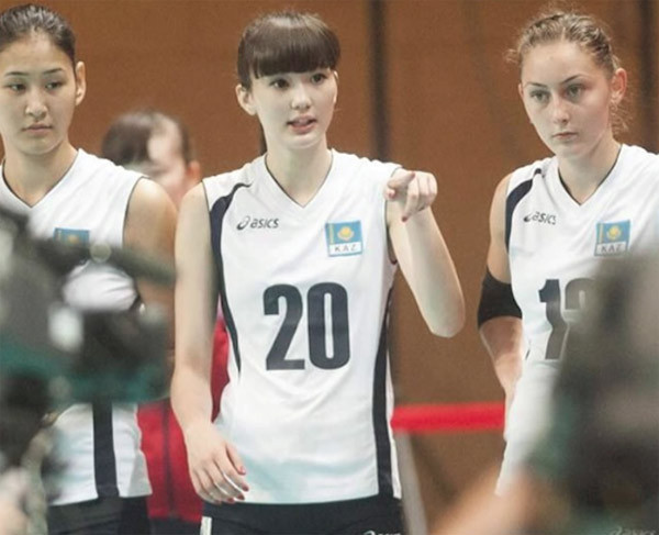 Nữ thần bóng chuyền Altynbekova Sabina: Cô sinh năm 1996, người Kazakhstan, nổi tiếng từ tháng 7 vừa qua khi ảnh của cô được chia sẻ rồi lan truyền trên mạng. Sabina hiện là vận động viên của đội tuyển bóng chuyền trẻ quốc gia Kazakhstan. Cô có nước da trắng, đôi chân dài miên man với chiều cao 1,82 m, khuôn mặt xinh xắn, thanh tú.