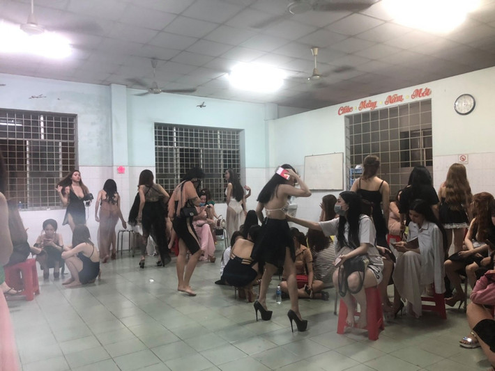 Cùng lúc, Đoàn 2 kiểm tra liên ngành Văn hoá - Xã hội TP HCM phối hợp cùng Công an quận 1 đột kích vào nhà hàng Sunlight (trước đây có tên là Dmax) nằm ở đường Tôn Thất Tùng, phường Phạm Ngũ Lão, quận 1.