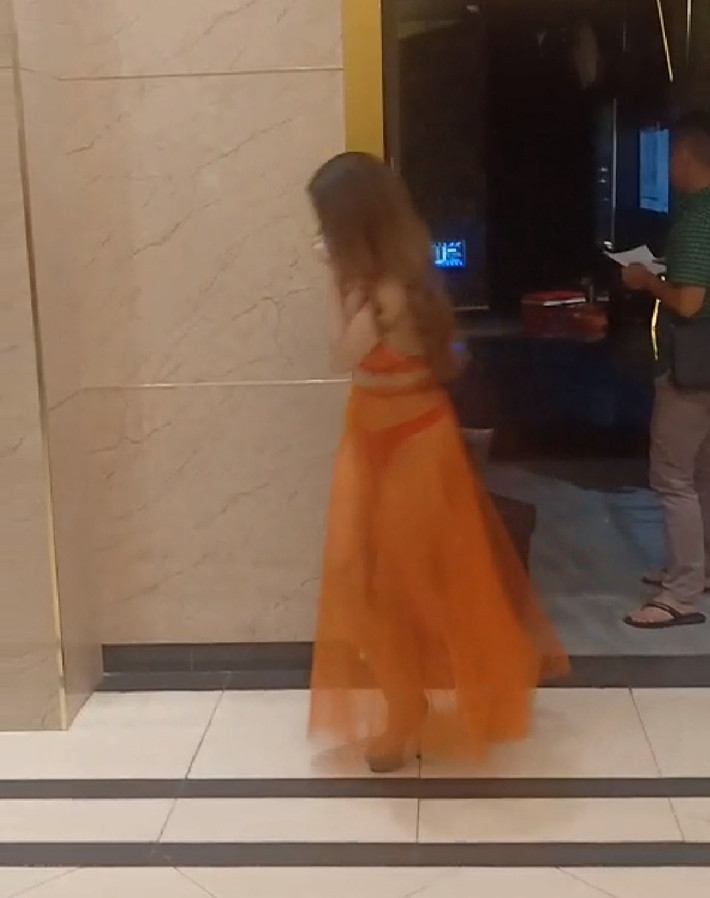 Tại các phòng của nhà hàng, cảnh sát phát hiện hàng chục nữ tiếp viên ăn mặc hở hang, sexy đang chờ phục vụ khách vào vui chơi. Kiểm tra, cảnh sát còn phát hiện có 4 bình khí dùng để bơm bóng cười và nhiều bình shisha.