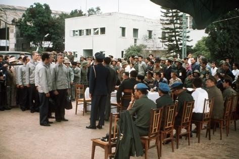 Như một của phần hiệp định Paris, Việt Nam sẽ trao trả toàn bộ 591 tù binh phi công Mỹ cho đại diện Quân đội Mỹ cũng các quan sát viên quốc tế. Các hoạt động đầu tiên của Operation Homecoming chính thức diễn ra vào ngày 12/2/1973. Nguồn ảnh: Flickr.