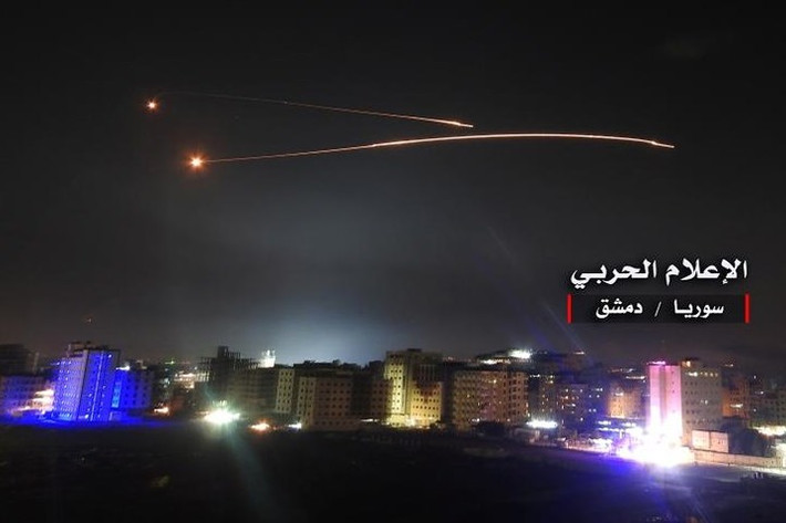 Đường đi của 2 tên lửa trên bầu trời thủ đô Damascus. Ảnh: Hezbollah.
