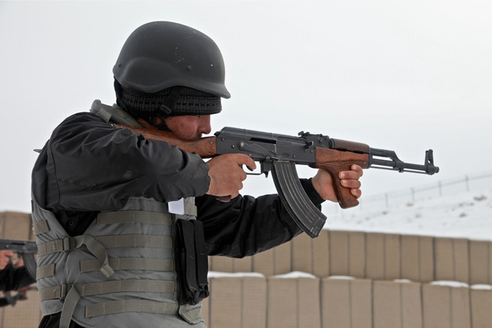 Mặc dù vậy, các chuyên gia quân sự của Afghanistan cũng phải thừa nhận rằng dù vũ khí của phương Tây không tốt bằng vũ khí cá nhân của Nga nhưng phương Tây cũng không hề vừa lòng một chút nào khi thấy một đội quân do mình dựng lên lại sử dụng vũ khí của quốc gia đối thủ của họ. Nguồn ảnh: Pinterest.