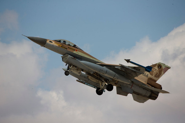 Business Insider trích báo cáo của Tổ chức Nhân quyền thế giới cho biết, cuộc không kích Syria được Israel thực hiện vào hôm 9/5 vừa qua đã khiến ít nhất 15 người thiệt mạng. Nguồn ảnh: Israeli.