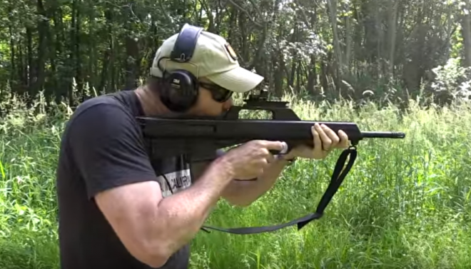 Bushmaster sử dụng hộp tiếp đạn có cơ số đạn dự phòng 30 viên, khác với nhiều khẩu súng bullpup khác, khẩu M17S chỉ phù hợp với xạ thủ thuận tay phải do nó có khe nhả vỏ đạn ở phía bên phải súng ngay trên hộp tiếp đạn. Khe nhả đạn này sẽ nhả thẳng vỏ đạn vào mặt xạ thủ nếu xạ thủ cầm súng bằng tay trái. Nguồn ảnh: Tube.