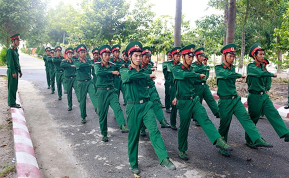 Trong khuôn viên đơn vị, trên thao trường... không khí luyện tập hăng say và nghiêm túc. Mỗi cán bộ, chiến sĩ mới Trung đoàn 1 đều hiểu rõ niềm vinh dự và trách nhiệm của bản thân khi đang được tiếp bước cha anh trong đơn vị có lịch sử và truyền thống hào hùng của Quân đội nhân dân Việt Nam với 3 lần được phong tặng danh hiệu Anh hùng LLVT nhân dân.