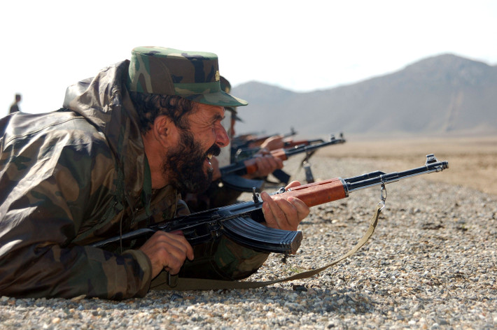 Kết quả là những súng trường AK-47 hay các biến thể của nó dù đã có tuổi đời còn lớn gấp nhiều lần tuổi của... chính quyền Afghanistan hiện tại vẫn là sự lựa chọn số một cho binh lính đặc nhiệm của nước này do nó có độ ổn định cao, chất lượng tốt và phù hợp với thời tiết cũng như môi trường của đất nước Trung Đông này. Nguồn ảnh: Insider.