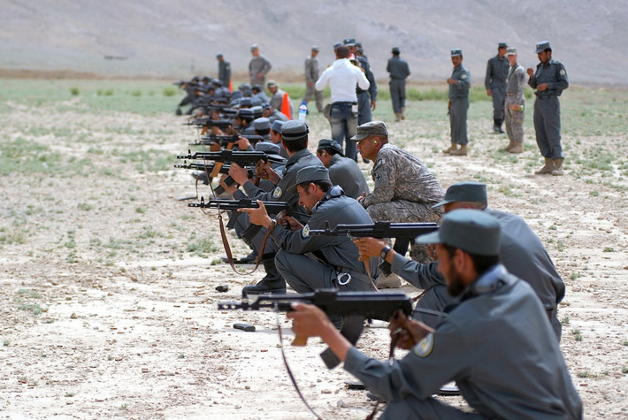 Phía Afghanistan tính toán rằng cần phải tốn khoảng 5 năm để quân đội nước này tái trang bị và tái tập luyện lại khi thay đổi vũ khí cá nhân chính của họ. Và tất nhiên, không một tướng lĩnh quân sự nào của Quân đội Afghanistan lại đồng ý với việc vừa tốn thời gian và tiền bạc để trang bị một thứ vũ khí... không bằng loại cũ. Nguồn ảnh: Afgha.