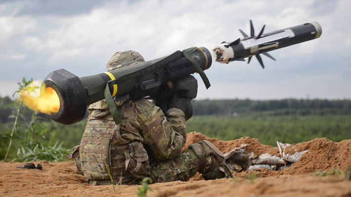 Đứng ở vị trí tiếp theo là tên lửa Javelin. Đây là loại tên lửa chống tăng tầm trung hiện đại bậc nhất của Mỹ, mỗi tên lửa nặng 11,8 kg trong khi cơ cấu phóng của nó có trọng lượng từ 6,4 tới 15,9 kg từ từng phiên bản. Nguồn ảnh: ArmyTech.