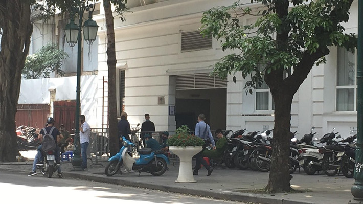 Theo ghi nhận của PV tại khu vực khách sạn Metropole cho thấy, khu vực hầm vào của khách sạn ở phố Lý Thái Tổ đã bị đóng rào barie và có lực lượng dân phòng, công an đảm bảo an ninh.