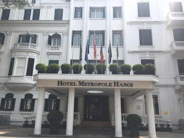 Trưa 9/3, khách sạn Metropole (đường Ngô Quyền, Hà Nội) tạm dừng hoạt động để khử khuẩn nhằm đảm bảo an toàn cho khách và người dân trong dịch COVID-19