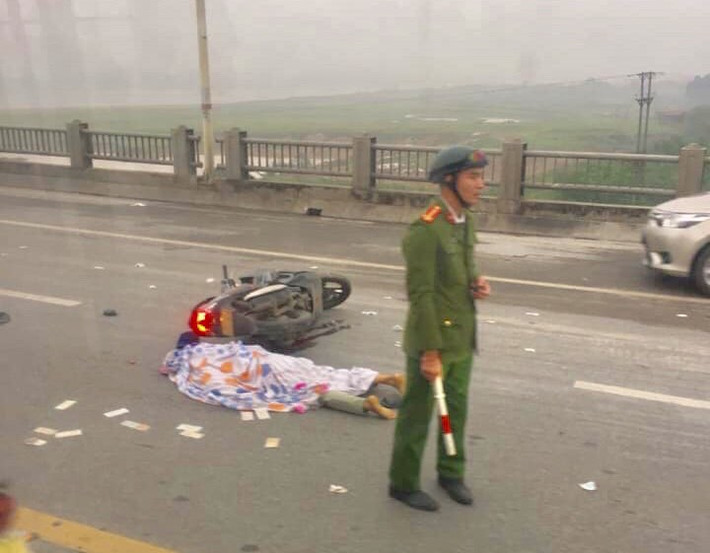 Sáng 6/3, lãnh đạo công an quận Long Biên (TP Hà Nội) xác nhận trên Báo Giao Thồng và cho biết, đơn vị này đang phối hợp với cơ quan chức năng trên địa bàn điều tra, giải quyết vụ việc người đàn ông tử vong bên cạnh chiếc xe máy trên cầu Vĩnh Tuy.