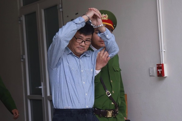 Trước đó, ngày 28/2, Tòa án nhân dân TP Hà Nội đã hoãn phiên xét xử sơ thẩm ông Trương Duy Nhất do trong phần thủ tục, luật sư bào chữa cho bị cáo có đơn xin vắng mặt. Vợ bị cáo là bà Cao Thị Xuân Phượng cũng đã đề nghị hoãn phiên tòa với lý do đang có dịch COVID-19. (Ảnh: Vietnamnet)