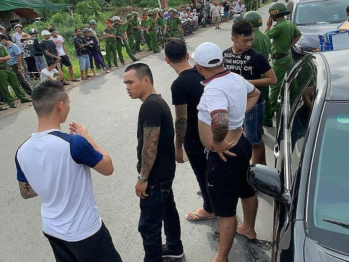 Trong lúc ra hành lang nghe điện thoại, Lương bị Phạm Văn Hiền (42 tuổi, khách ở phòng VIP 2, doanh nhân vận tải) nôn ói văng vào quần nên đấm vào mặt anh này, sau đó được can ngăn nên hai bên trở về phòng. (Ảnh: Plo)