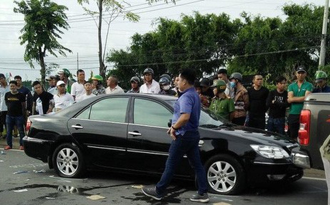 Đến khoảng 15h45 cùng ngày (12/6/2019), ông Hùng xuống xe bước vào lề đường đi vệ sinh, sau đó định bỏ đi thì Giang và đồng bọn giữ ông Hùng lại, các đối tượng chặn và kè ông Hùng đi lại ô tô chở nhóm cán bộ công an. (Ảnh: Báo Công an TP HCM)