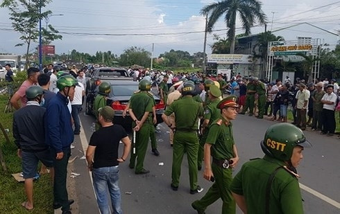 Đến khoảng 16h30 cùng ngày (12/6/2019), công an TP Biên Hòa tăng cường thêm lực lượng và điều xe cẩu đến thì nhóm Giang mới chịu giải tán khỏi hiện trường. (Ảnh: Baovephapluat)