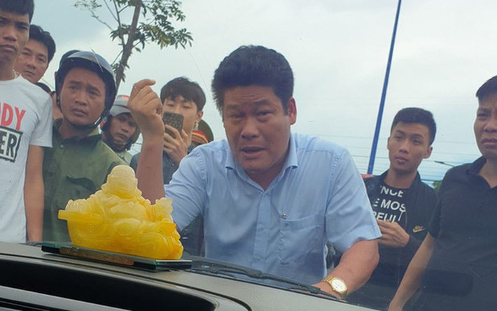 Sau đó, Hiền kể lại sự việc cho ba người bạn nghe gồm: Trung tá Nguyễn Quang Trường (Đội phó Đội cảnh sát 113), Trung tá Đinh Tú Anh (Đội trưởng Đội Cảnh sát trật tự) và Đại tá Huỳnh Bảo Hùng (nguyên Trưởng Phòng cảnh sát PCCC).