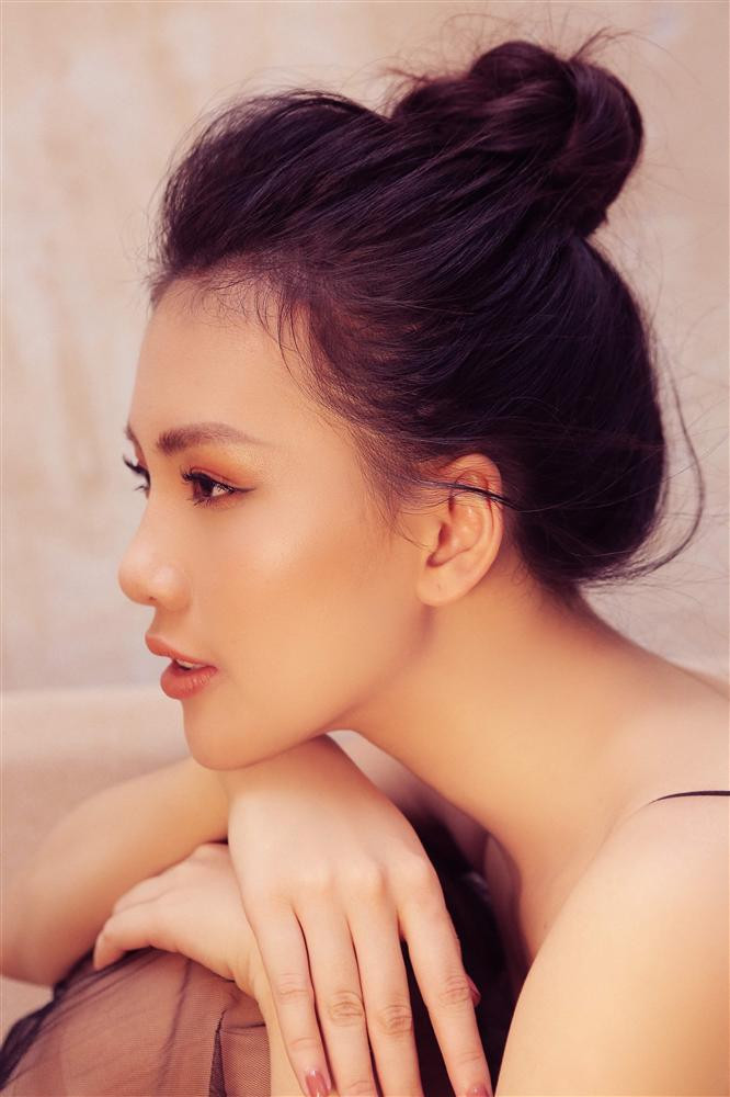 Quỳnh Hoa bị hủy gần 10 show chụp hình, trình diễn catwalk trong tháng 2. Trong tháng 3, 13/15 show Quỳnh Hoa nhận trước đó bị hủy bỏ hoặc thông báo dời lịch. Chân dài 21 tuổi kể, nếu đi diễn đều đặn mỗi tháng, cô sẽ tiết kiệm được khoảng 200 triệu đồng. Tuy nhiên vì dịch bệnh, cô không có thu nhập.