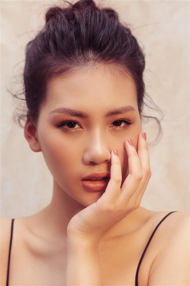 Bùi Quỳnh Hoa sinh năm 1998, sở hữu chiều cao 1m75 và số đo 3 vòng 90 - 60 - 92. Năm 2018, cô đăng quang giải Vàng Siêu mẫu Việt Nam. Trước đó, Quỳnh Hoa từng giành giải nhất của cuộc thi "Miss Áo Dài Việt Nam World 2017" tổ chức tại Praha, Cộng hòa Czech.