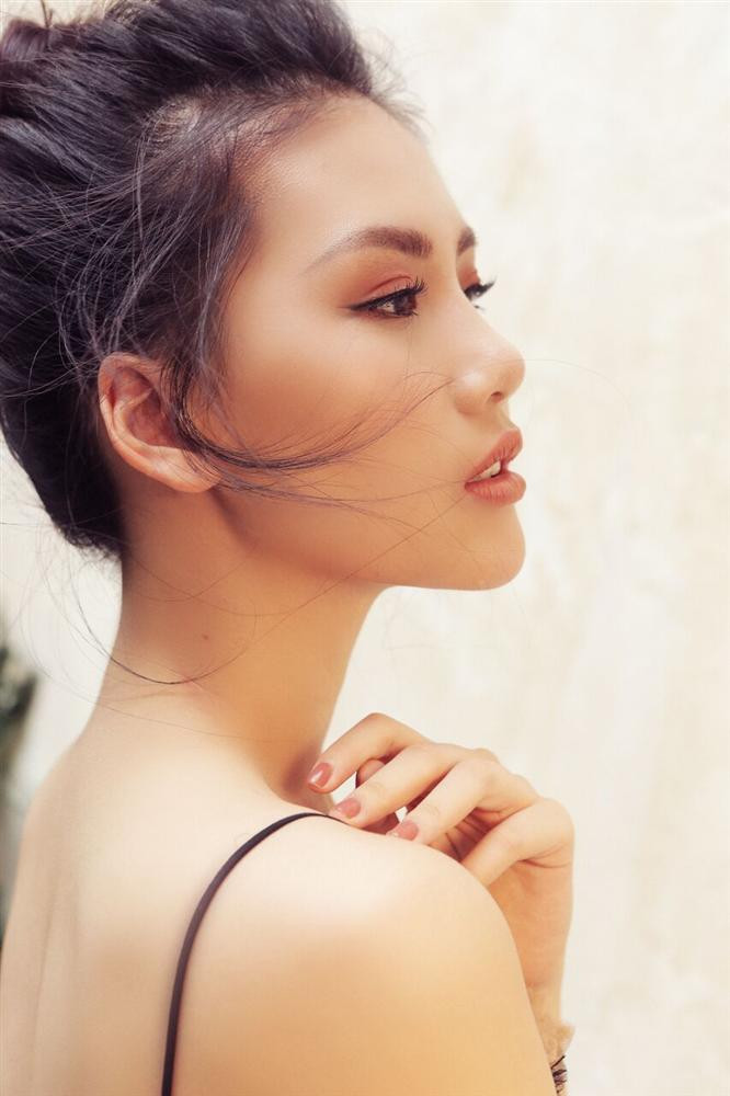 "Thiệt hại mùa dịch với tôi là không đếm xuể. Trong tháng 2, công việc kinh doanh khiến tôi phải bù lỗ gần 300 triệu đồng. Nhưng tôi quan niệm, còn sức khỏe, tinh thần sung mãn thì khó khăn nào cũng có thể vượt qua", Siêu mẫu Việt Nam 2018 nói.