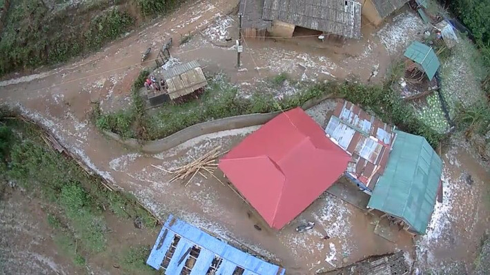 “Khoảng 9h sáng nay thì bắt đầu mưa nhỏ sau đó xuất hiện mưa đá, trận mưa kéo dài khoảng 30 phút. Mưa đá không kèm theo gió, tuy nhiên do viên đá to nên những ngôi nhà lợp mái bằng ngói, fibro xi măng bị hư hỏng nặng, còn hoa màu thì chưa thống kê được thiệt hại bao nhiêu”, ông Long nói.
