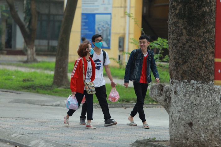 Tại trường Đại học Bách khoa, nhà trường đã tự chế tạo ra nước rửa tay để phát cho sinh viên, mỗi sinh viên sẽ được phát một khẩu trang vải cùng 1 chai nước sát khuẩn.