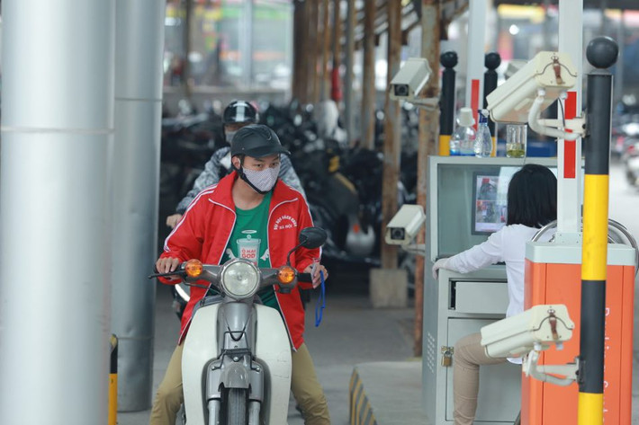 Cũng như trường ĐH Kiến Trúc, sinh viên trường ĐH Bách khoa Hà Nội cũng đến trường từ 6h30 sáng để chuẩn bị buổi học đầu tiên sau đợt nghỉ kéo dài phòng chống dịch COVID-19.