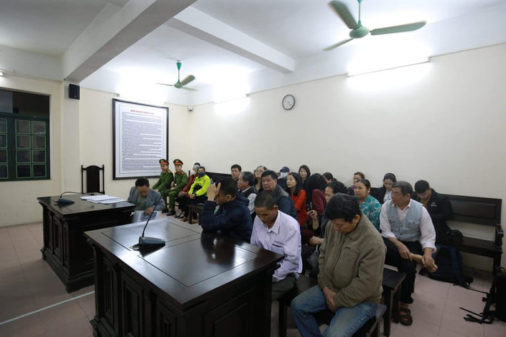 Tuy nhiên, đại diện VKS cho biết phiên tòa vắng mặt một luật sư bào chữa cho bị cáo, vắng mặt người bị hại và nhiều người làm chứng nên VKS đề nghị hoãn phiên tòa.