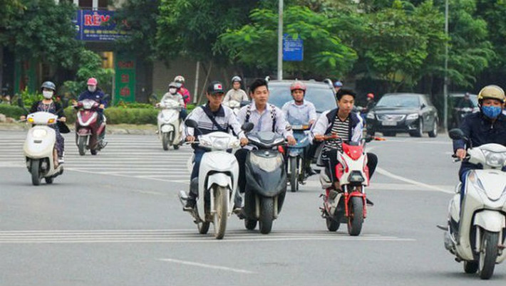 Theo đó, nếu chưa đủ tuổi hoặc không có giấy phép lái xe thì ngoài việc người điều khiển bị phạt ra, người giao xe (chủ xe) cũng bị liên đới trách nhiệm và bị xử phạt.
