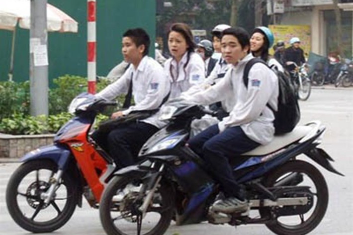 Quy định về độ tuổi lái xe như sau: Người đủ 16 tuổi trở lên được lái xe gắn máy có dung tích xi-lanh dưới 50cm3; người đủ 18 tuổi trở lên được lái xe mô tô hai bánh, xe mô tô ba bánh có dung tích xi-lanh từ 50cm3 trở lên và các loại xe có kết cấu tương tự; xe ô tô tải, máy kéo có trọng tải dưới 3.500 kg; xe ô tô chở người đến 9 chỗ.