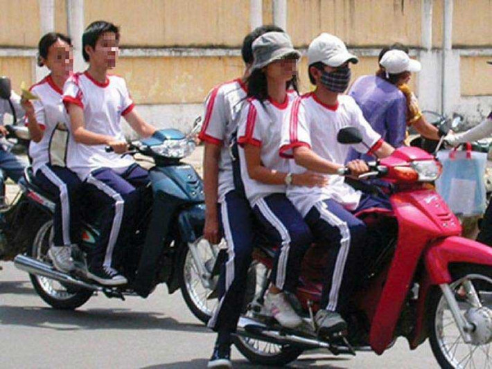 Ngoài ra, trường hợp học sinh điều khiển xe gắn máy, mô tô gây tai nạn hậu quả nghiêm trọng thì cha, mẹ hoặc chủ phương tiện còn có thể bị truy tố về tội giao cho người không đủ điều kiện điều khiển phương tiện tham gia giao thông đường bộ theo điều 264 bộ luật hình sự năm 2015 sửa đổi năm 2017, tùy vào mức độ của hậu quả mà người chủ phương tiện có thể bị phạt tiền đến 50 triệu đồng hoặc phạt tù đến 7 năm. (Ảnh minh họa. Nguồn: Plo)