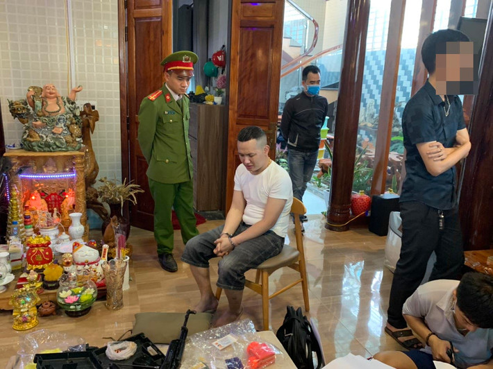 Thông tin từ công an thị xã Ba Đồn, tỉnh Quảng Bình cho biết, đơn vị này vừa tạm giữ hình sự đối với Lê Hoài Nam (SN 1988, trú tại Tổ dân phố Thủy Sơn, phường Quảng Long, thị xã Ba Đồn) để điều tra, làm rõ hành vi mua bán trái phép chất ma túy. (Ảnh: Baovanhoa)