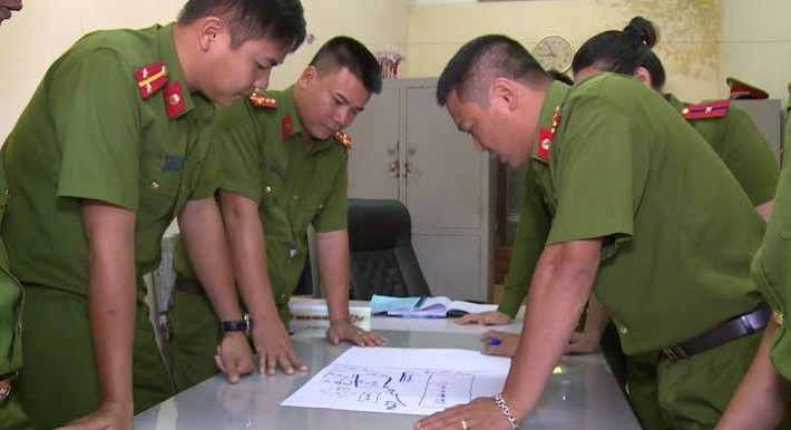 Trước đó, khoảng 14h ngày 27/2, công an thị xã Ba Đồn đã huy động gần 100 cán bộ, chiến sĩ đột kích nhà riêng của đối tượng Nam tại Tổ dân phố Thủy Sơn, phường Quảng Long. (Ảnh: Baovanhoa)