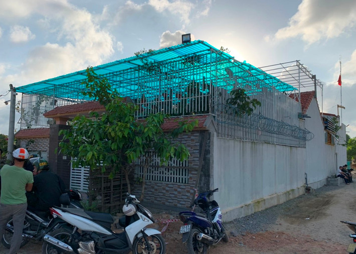 Theo cơ quan chức năng, để hoạt động mua bán ma túy trái phép đối tượng Nam đã thiết kế ngôi nhà kiên cố có thép gai bảo vệ bên ngoài, có camera theo dõi và luôn đóng kín cổng sắt. Ngoài ra, đối tượng Nam không tiếp, không giao dịch với khách lạ. (Ảnh: Baovanhoa)