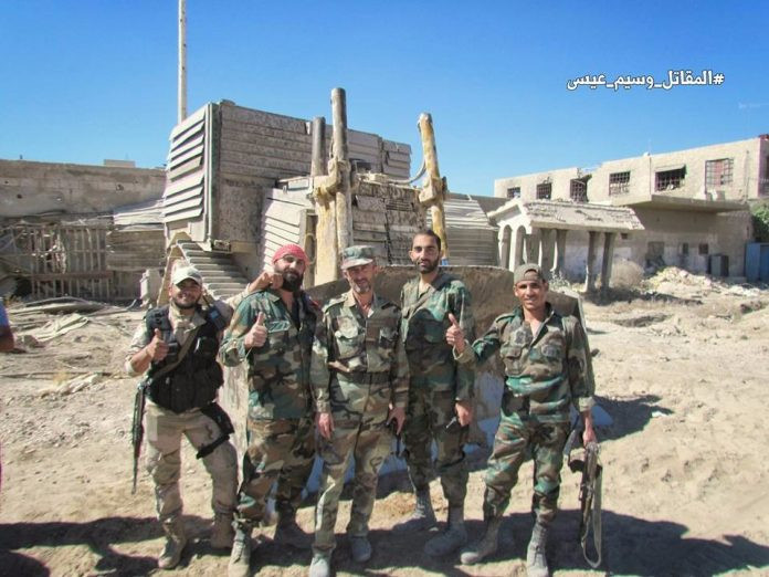 Các binh sỹ quân đội Syria sau trận phản công thắng lợi, chiếm thêm một loạt dãy nhà của phiến quân ở quận Al-Qaboun, Đông Damascus.