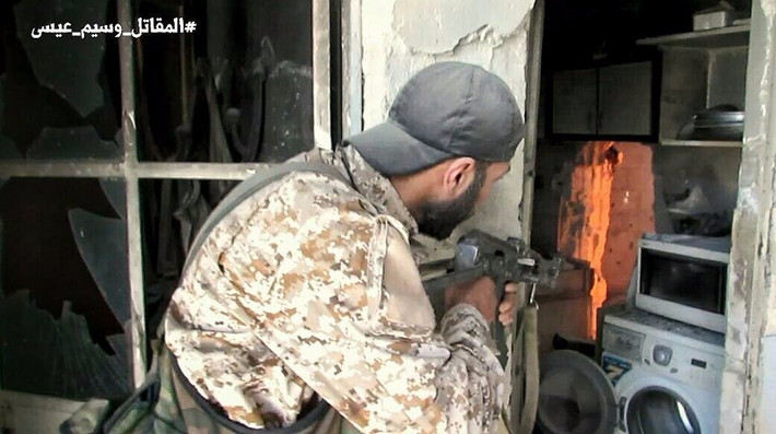 Binh sĩ Syria giành giật từng ngôi nhà với phiến quân, trong cuộc chiến trên đường phố ở Đông Damascus