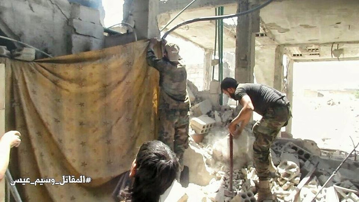 Binh sỹ Syria dùng vải che khuất tầm nhìn của đám lính bắn tỉa của phiến quân.