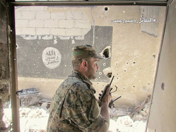 Một chỉ huy Syria ra lệnh qua bộ đàm. (Nguồn ảnh AMN)
