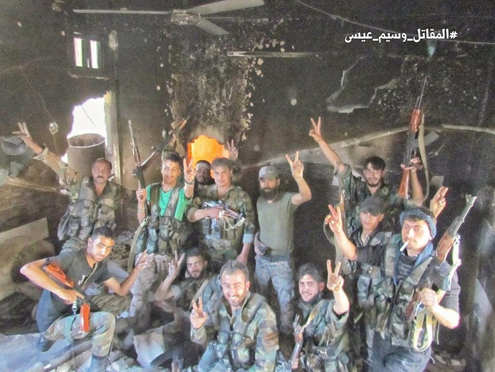 Binh sĩ Syria giơ hai ngón tay biểu tượng chiến thắng.