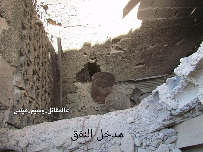 Quân chính phủ Syria dùng thuốc nổ đánh sập đường hầm của quân khủng bố trong khi giao chiến.