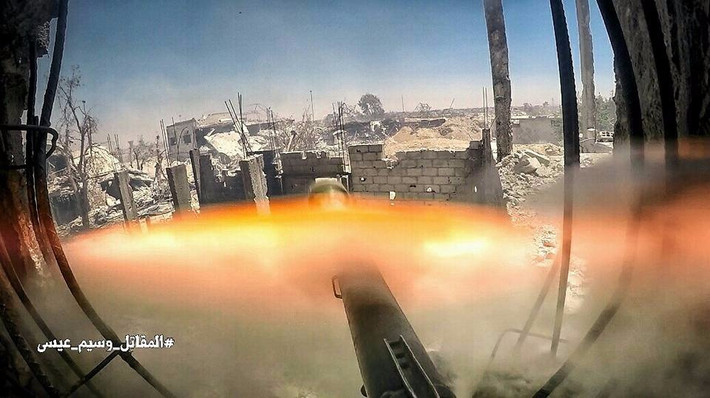 Trọng pháo của quân đội Syria khạc lửa về phía phiến quân.