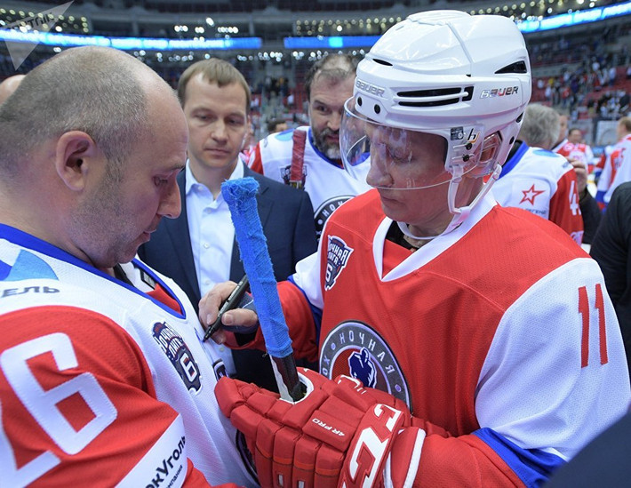 Tổng thống Putin ký lên áo thi đấu của một cầu thủ.