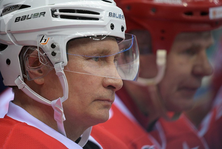 Hình ảnh Tổng thống Putin trong trang phục thi đấu hockey trên băng ở Sochi tối 11/5.
