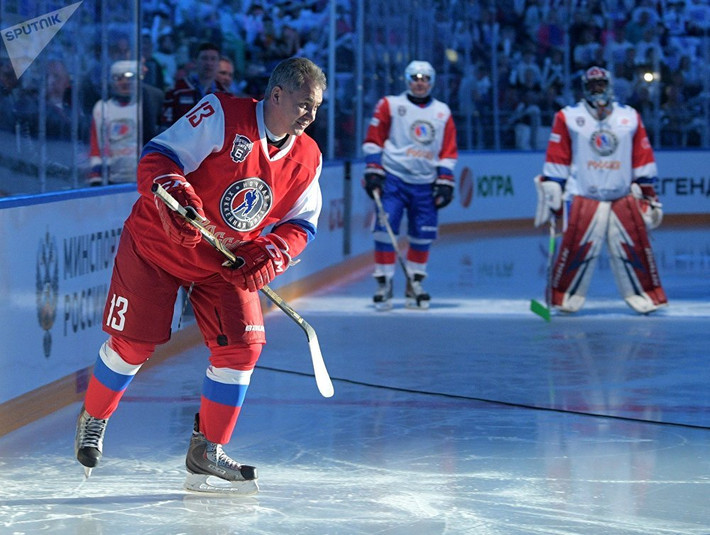 Một số hình ảnh trong trận gala hockey trên băng ở Sochi. Giải đấu Liên đoàn khúc côn cầu đêm (NHL) là tổ chức khúc côn cầu nghiệp dư hàng đầu ở Nga được thành lập bởi Tổng thống Nga Putin và một nhóm các cựu vận động viên môn này.