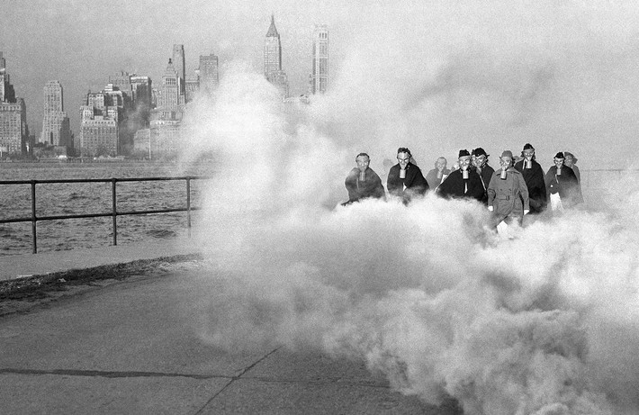 Phụ nữ tại New York, Mỹ tập huấn cách sử dụng mặt nạ phòng độc đề phòng bị tấn công bởi vũ khí hóa học. Nguồn ảnh: TA.