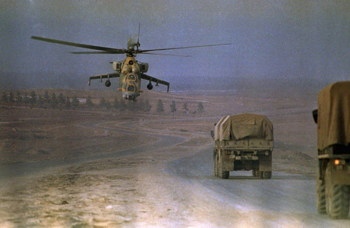Quân đội Liên Xô bắt đầu đưa quân vào Afghanistan từ năm 1979 để hỗ trợ quân chính phủ của nước này chống lại lực lượng Taliban do CIA hậu thuẫn.